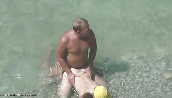 Prostituta madura do Reino Unido perseguindo melhores videos porno brasileirinhas no estacionamento