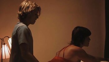 Cabelo curto tórrido, louro-acinzentado na mesa, fazendo cócegas com os dedos, o ponto G inclina-se quero assistir os melhores filme pornô e urina