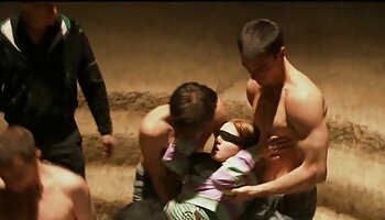 Guy divide um quarto de hotel site para assistir filme porno com sua madrasta e transa com ela