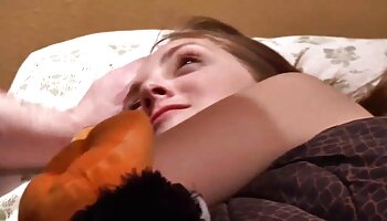 A madrasta peituda Desi Dalton lambe melhores filmes pornos brasileiros a buceta gostosa de uma adolescente pequena