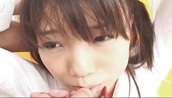 Homens se unem para perfurar melhor site de filme porno MILF loira esguia no quarto