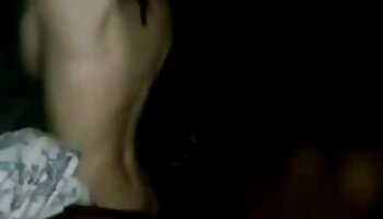 Empregada sensual para gorjeta extra bons filmes pornos faz sexo com o cliente